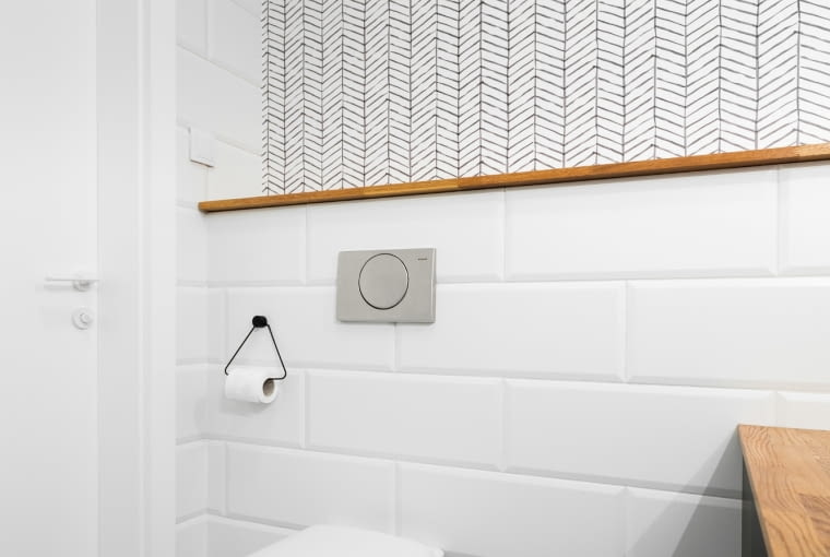 Drewniane akcenty i jodełkowa tapeta dopełniają przestrzeń kąpielową w skandynawskim stylu. Cozy Nordic Home czyli przytulne mieszkanie z kotem w tle