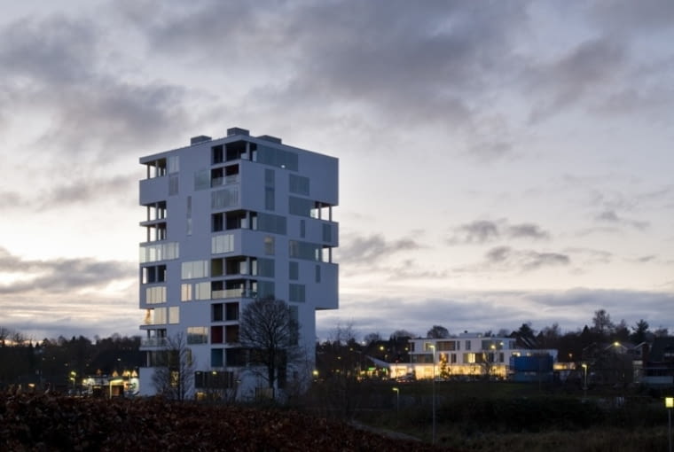 Silos zbożowy zamieniony w blok mieszkalny w duńskim miasteczku Logten. Projekt C. F. Moller Architects we współpracy z Christian Carlsen Arkitektfirma rewitalizacja, adaptacja, beton, dania, blok