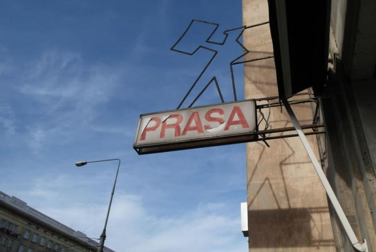 Neon "Kioskarz" przy pl. Konstytucji, stan obecny Neon "Kioskarz" przy pl. Konstytucji, stan obecny