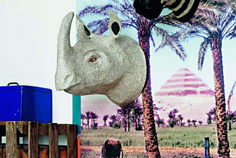 Głowy nosorożca i zebry to wspaniała ozdoba ściany młodego buszmena. Zrobiono je z papier-mâché uzyskanego ze starych książek i worków po cemencie. Anthropologie