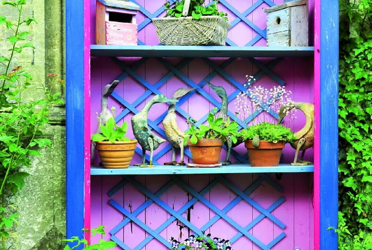 Stary kredens rozpoczął nowe życie w charak-terze kwietnika. Jego półki to świetne miejsce dla doniczek z rozsadą.