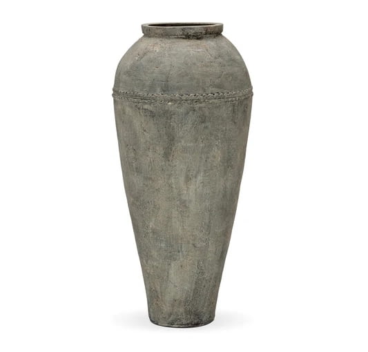 Wysoki wazon Tiera Mana z terakoty w szarych odcieniach, wys. 80 cm, 1590 zł. Wysoki wazon Tiera Mana z terakoty w szarych odcieniach, wys. 80 cm, 1590 zł.