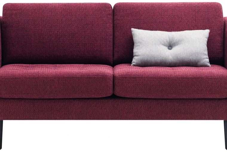 BoConcept: sofa Osaka z pikowanym siedziskiem pokrytym burgundową tkaniną Firenze 2265 i z dębowymi nóżkami w kolorze espresso. Przeceniona z 6 043 na 5 137 zł. BoConcept, produkty, zakupy, akcesoria