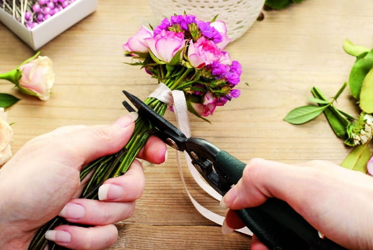 Skracamy sekatorem łodyżki róż w bukieciku.Tniemy je jak najkrócej, tuż pod wstążką. Im krótsze będą końcówki, tym bransoletka będzie lepiej leżała na ręce.