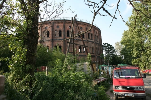 Gazownia na Woli. Zespół budynków Gazowni na Woli jest jednym z najlepiej zachowanych kompleksów zabytkowej architektury przemysłowej z przełomu XIX i XX wieku. Podczas spaceru odwiedzimy Muzeum Gazownictwa, które mieści się w budynku poprodukcyjnym wybudowanym w 1888 roku, oraz przyjrzymy się dawnym zbiornikom gazu. WARSZAWA, GAZOWNIA WARSZAWSKA ( PGNIG ), uwolnij przestrzeń