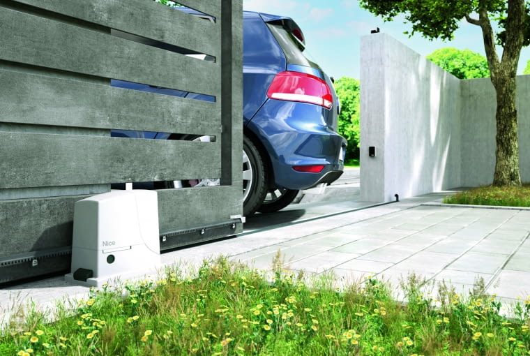 Taka funkcjonalność jest dostępna zarówno w bramach skrzydłowych, jak i przesuwnych Taka funkcjonalność jest dostępna zarówno w bramach skrzydłowych, jak i przesuwnych