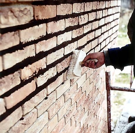 Plamy z zaprawy trzeba natychmiast usuwać na sucho