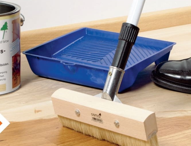 Olej należy nanosić cienką warstwą, rozprowadzając go po podłodze na przykład szerokim i płaskim pędzlem Olej należy nanosić cienką warstwą, rozprowadzając go po podłodze na przykład szerokim i płaskim pędzlem