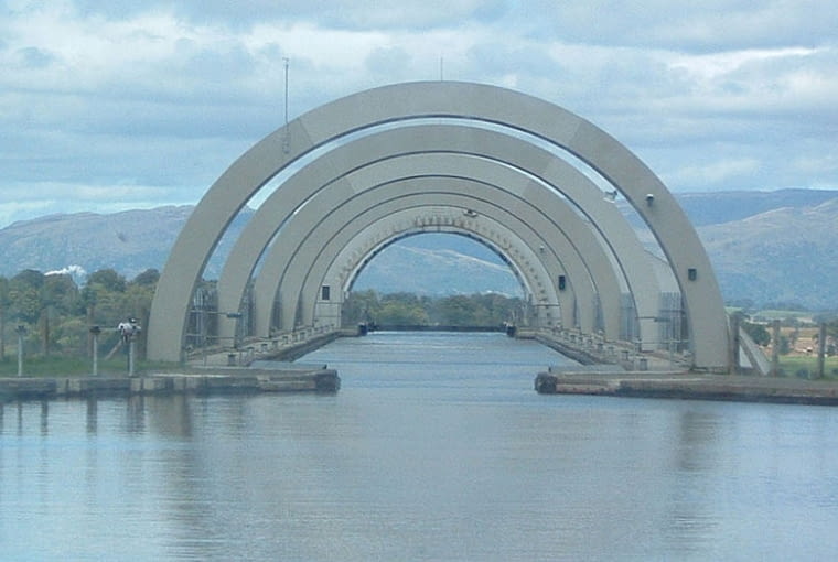 Falkirk Wheel - czyli jedyna taka na świecie winda dla barek rzecznych w Szkocji. Łączy kanały Union z Forth and Clyde, pomiędzy którymi jest 24 metry różnicy wysokości konstrukcja, szkocja, wielka brytania, beton