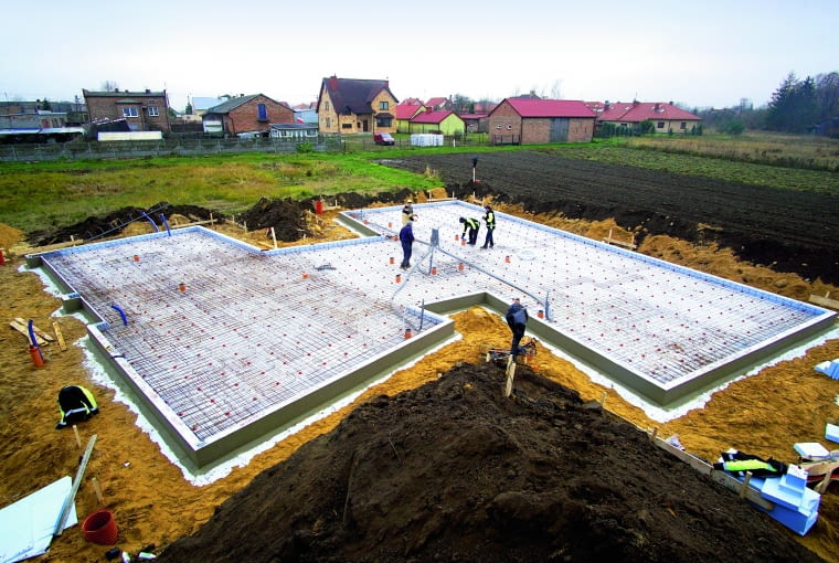 Zastosowanie ciepłej płyty fundamentowej zmniejsza ryzyko pękających ścian oraz ogranicza wilgoć w budynku, co poprawia komfort mieszkańców