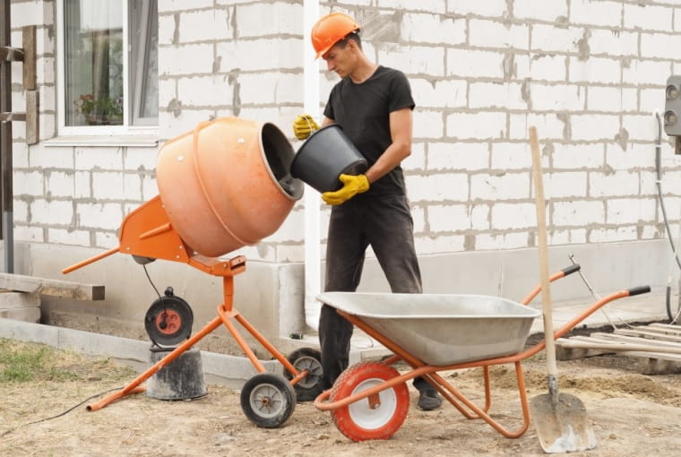 Do zrobienia betonu potrzebny jest cement portlandzki i kruszywo – piasek, a także żwir albo grys oraz woda Do zrobienia betonu potrzebny jest cement portlandzki i kruszywo – piasek, a także żwir albo grys oraz woda