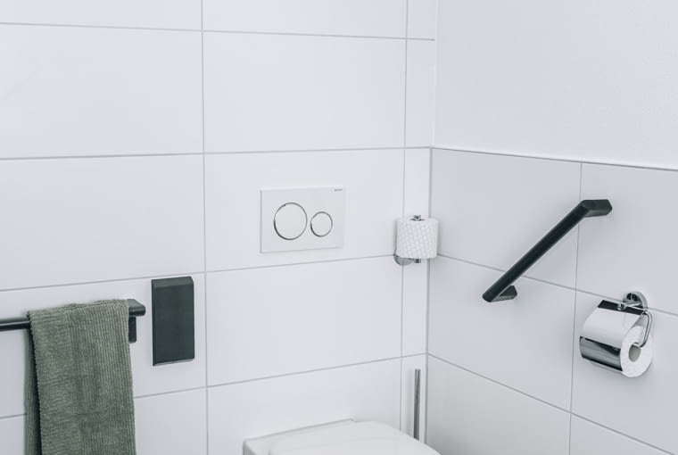 Bohater codzienności: Bezrantowa podwieszana toaleta Architec wygląda elegancko, a jednocześnie ułatwia utrzymanie czystości. Smukłe linie i praktyczna funkcjonalność tworzą nowoczesną łazienkę.