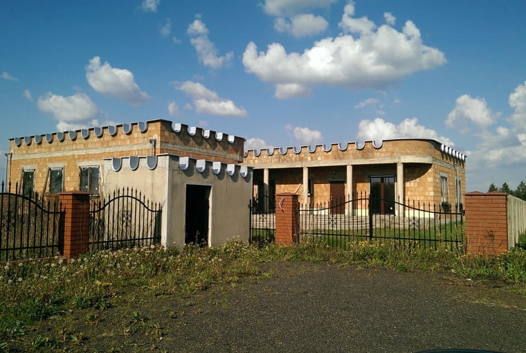 Na niewielkim wzgórzu, przy zjeździe z autostrady zamczysko Januszowe stało, w okolicznej szlachcie niepokój budząc i trwogę... Okolice Łodzi