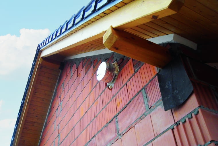 Najlepiej, jeśli czerpnia świeżego powietrza usytuowana jest w znacznej odległości od wyrzutni powietrza zużytego, na przykład po drugiej stronie domu