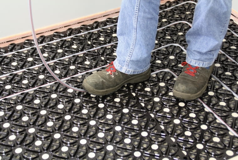 Wygodnym w montażu rozwiązaniem jest zastosowanie płyt styropianowych z fabrycznie wykonanymi wytłoczeniami. Pozwala to bowiem  instalatorowi szybko osadzić rury metodą na wcisk