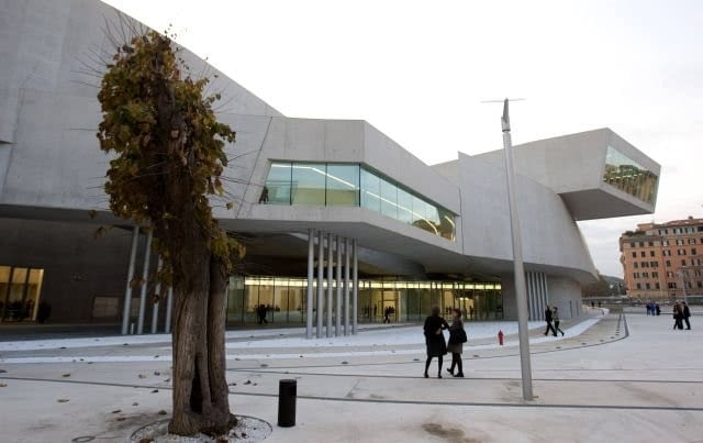 Maxxi - muzeum w Rzymie proj Zaha Hadid Guests walk outside Maxxi museum of contemporary art and architecture in Rome November 13, 2009. The museum, designed by Iraqi-born architect Zaha Hadid, opens its doors to the public in Spring of 2010. REUTERS/Max Rossi (ITALY ENTERTAINMENT)
