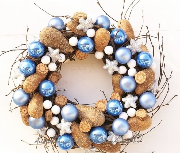 Wianki i stroiki bożonarodzeniowe. Nie wiedziałam jak ugryźć ten kolor, robiłam kilka podejść, by sobie z nim poradzić. Błękit z jednej strony cudny... taki niespotykany... ale z drugiej strony żadne dodatki mi do niego nie pasowały. Połączenie z łagodnymi brązami i bielą i srebrzystością gwiazdek było najbezpieczniejszym wyjściem. A efekt mnie samą zaskoczył... pozytywnie rzecz jasna :-)))... Przed nami adwent i Boże Narodzenie