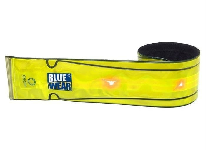 Opaska odblaskowa z diodami LED. Opaska z funkcją snap-on i 4 pulsującymi na czerwono diodami LED. Zakładana na ramię lub nogę, dla dorosłych i dla dzieci. Czytelny przełącznik diod. Zasilanie 1 baterią CR2032 (w zestawie). Napięcie: 3 V. Wymiary: Dł:380xSzer:50 mm. Cena 12.99 zł