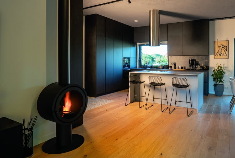 Za rozprowadzanie ciepła po domu odpowiada instalacja podłogówki, ale element tradycyjnego ujęcia kwestii ogrzewania zawsze się przyda, zwłaszcza gdy wnosi do wnętrz nowoczesny, intrygujący design. O wstawieniu do salonu kozy zamiast kominka właściciele myśleli od początku i są zadowoleni z efektu. Koza świetnie się sprawdza, a zajmuje mało miejsca Za rozprowadzanie ciepła po domu odpowiada instalacja podłogówki, ale element tradycyjnego ujęcia kwestii ogrzewania zawsze się przyda, zwłaszcza gdy wnosi do wnętrz nowoczesny, intrygujący design. O wstawieniu do salonu kozy zamiast kominka właściciele myśleli od początku i są zadowoleni z efektu. Koza świetnie się sprawdza, a zajmuje mało miejsca