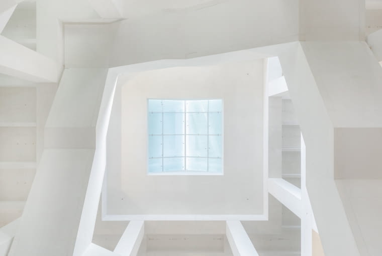 Widok klatki schodowej budynku.