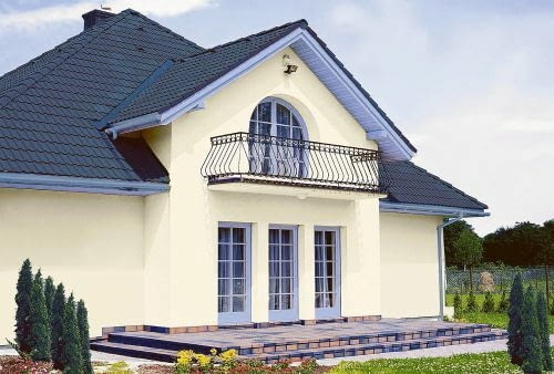 Elewacja w jasnym kolorze. Będzie dłużej wyglądała świeżo i czysto niż elewacje w intensywnych, ciemnych barwach: takie szarzeją szybciej, a spękania powłok są na nich bardziej widoczne. DOM JEDNORODZINNY