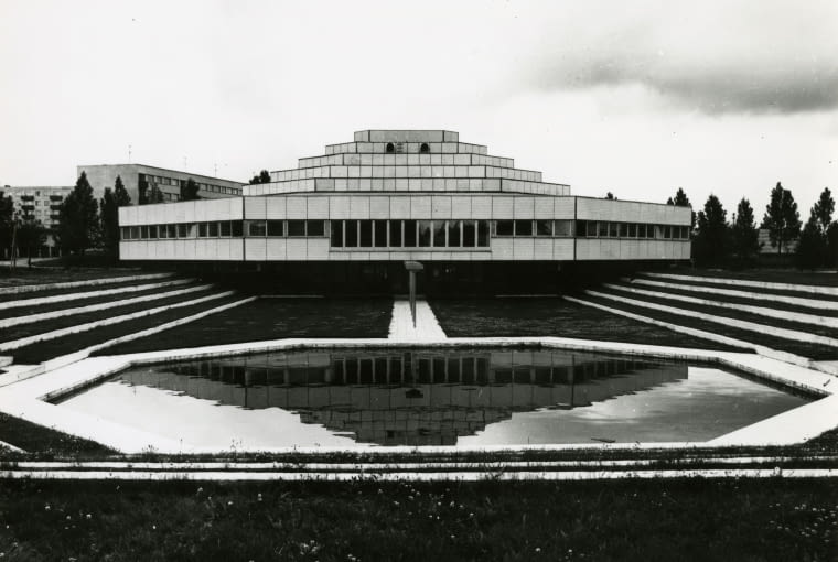 Budynek administracyjny kołchozu KEK, obecnie Okta Centrum, Rapla (Estonia, dawny ZSRR), proj. Toomas Rein, 1977 Budynek administracyjny kołchozu KEK, obecnie Okta Centrum, Rapla (Estonia, dawny ZSRR), proj. Toomas Rein, 1977