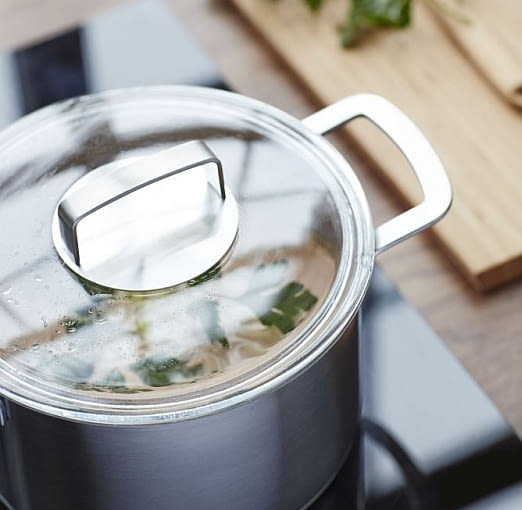 IKEA 365+. Garnek z pokrywką ze stali nierdzewnej i szkła (pojemność 5 l). Cena: 119 zł. IKEA, naczynia z ikea, 365+, garnki, nowości, sztućce