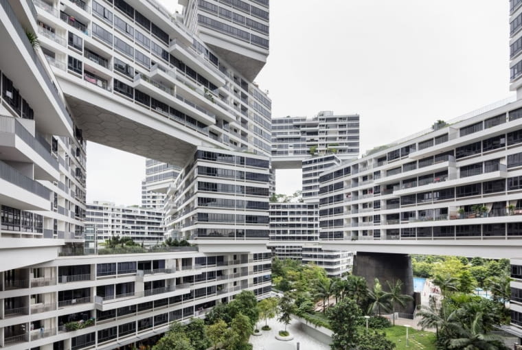 Interlace: apartamentowiec w Singapurze zaprojektowany przez OMA i Ole Sheerena. Wertykalna wioska złożona z 31 bloków poukładanych na sobie niczym klocki wokół zielonych dziedzińców.