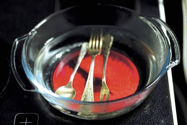 BŁYSZCZĄCE SREBRNE SZTUĆCE - ZRÓB TO SAM. 2 Gorąca kąpiel. Przygotowujemy 5-procentowy roztwór wodny saletry, zanurzamy sztućce i przez chwilę gotujemy. 30.08.2004