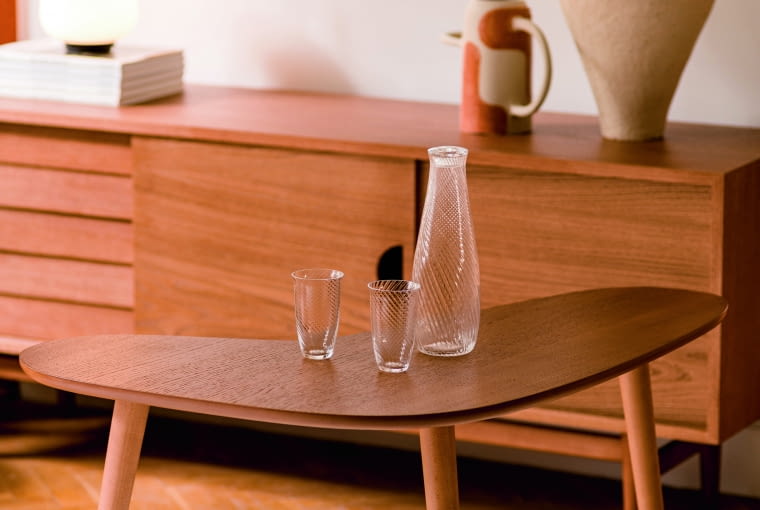 Nieco odmienny kształt, przypominający bumerang, ma stolik YS-603, z urodzinowej kolekcji marki yestersen Sofa i stolik