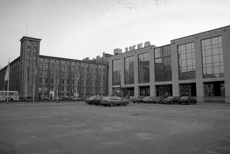 21.03.1993 WARSZAWA SKLEP IKEA AL. JEROZOLIMSKIE 56 C FOT. SLAWOMIR KAMINSKI / AGENCJA GAZETA DVD 012 A SLOWA KLUCZOWE: HANDEL LATA 90 MEBLE ARCHIWALNE /FR/