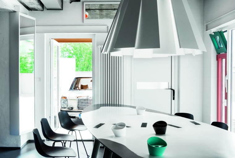 W części jadalnej dwa stoły zestawione w jeden eliptyczny. To projekt Pawła Kaczmarczyka wykonany przez Azzi Design. Mebel jest dużo wyższy od standardowego, siedzi się przy nim na hokerach, jak przy barze. W części jadalnej dwa stoły zestawione w jeden eliptyczny. To projekt Pawła Kaczmarczyka wykonany przez Azzi Design. Mebel jest dużo wyższy od standardowego, siedzi się przy nim na hokerach, jak przy barze.