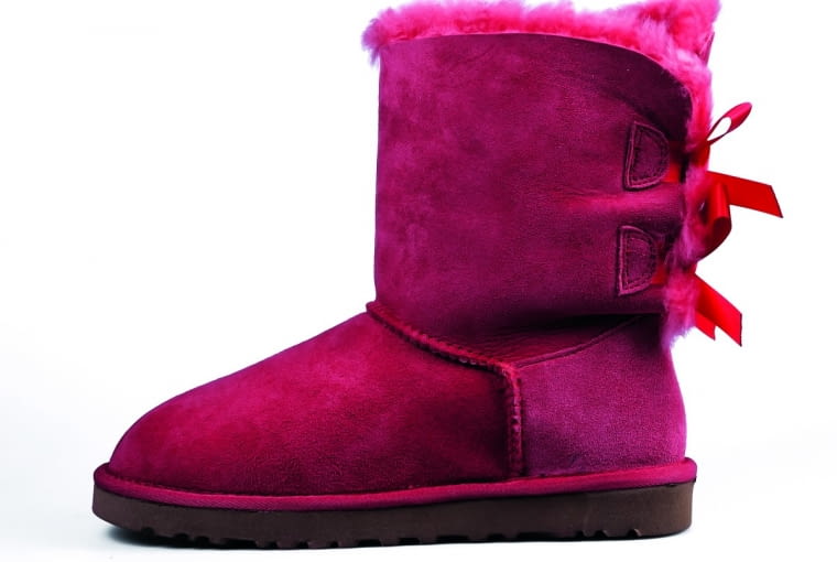 Ukryte przed wzrokiem. Przez najbliższych kilka miesięcy zimowe ubrania nie będą nam potrzebne. Niech znikną na pawlaczu albo w otchłani szafy. Żeby zaoszczędzić miejsce, zamknij je w workach próżniowych, które - jak przekonują producenci - pozwalają zmniejszyć objętość przechowywanych w nich rzeczy nawet do 75 proc.! Powietrze odsysamy z nich za pomocą zwykłego odkurzacza. Butom zrób zdjęcie, włóż do tekturowych pudeł, a na każdym naklej wydrukowaną fotografię - będzie wiadomo, co gdzie się znajduje.