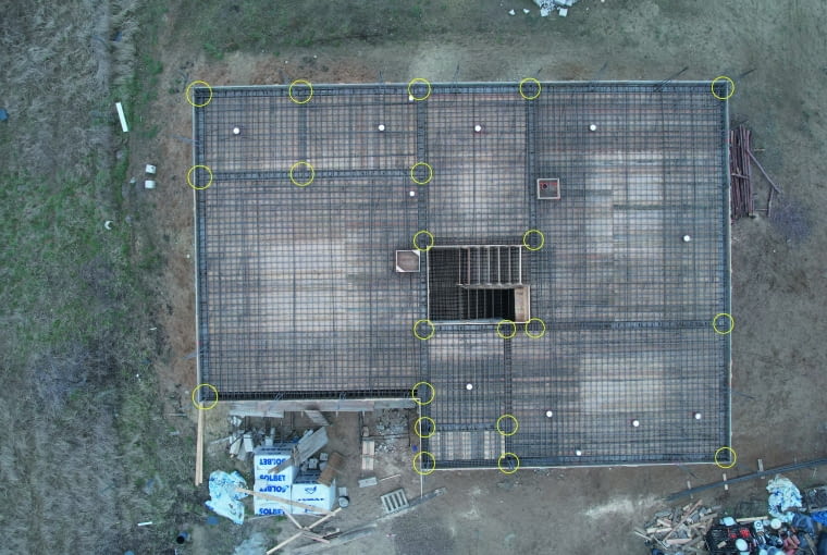 Zapewnienie ciągłości zbrojenia wymagają też wieńce stropowe. Ponieważ zbrojenie ulega zakryciu, ten etap budowy powinien być ściśle nadzorowany i odebrany prze