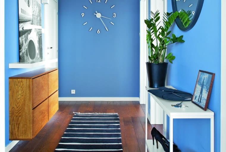 PŁYTKIE MEBLE (o głębokości około 20 cm) nie utrudniają poruszania się po dość wąskim przedpokoju. Wiszącą szafkę na buty oraz lustro na marynarskiej linie zrobiono na zamówienie. Konsolkę kupiono w Take me Home.