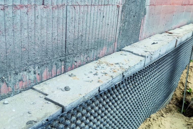 Usztywnienia dzielące ścianę szczytową na mniejsze murowane  fragmenty są skutecznym sposobem na to, by się nie przewróciła  podczas murowania i użytkowania budynku