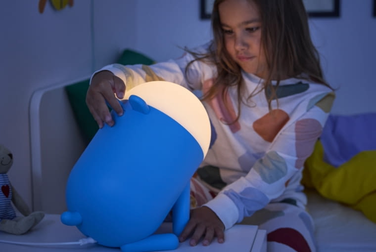 Jasna lampka-piesek ma wbudowany ściemniacz. Przyda się przy przedstawieniu teatru cieni i jako źródło delikatnego światła do snu.