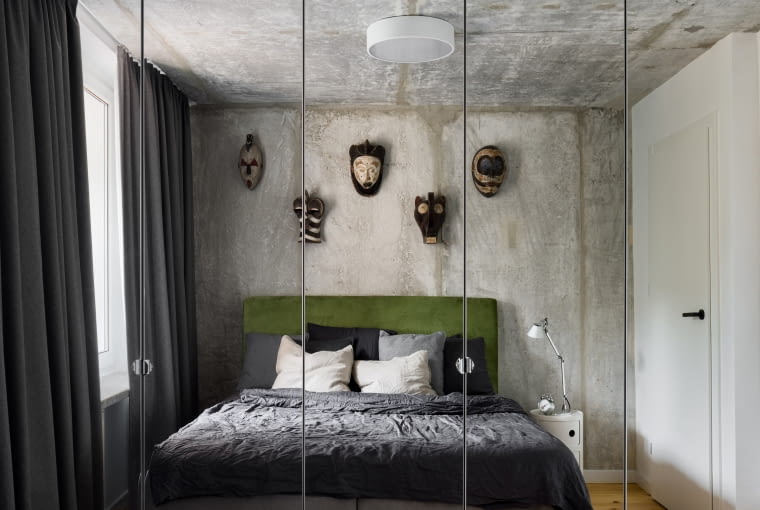 Lustrzane fronty szaf w sypialni powiększamy wnętrza