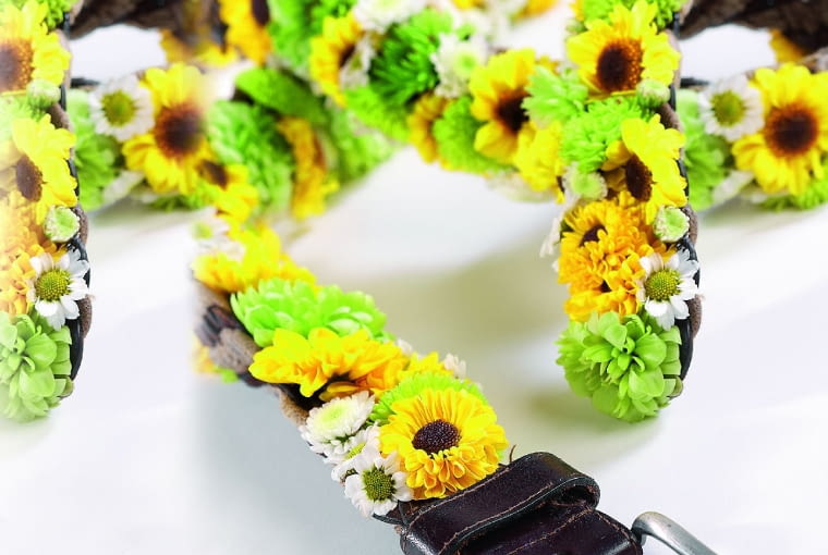 Pasek ozdobiony świeżymi lub zasuszonymi główkami kwiatów będzie idealną, a nietuzinkową ozdobą kreacji na garden party. Kwiatki można przykleić albo przyszyć. Taki pasek może nie jest zbyt trwały, ale za to jakże uroczy...