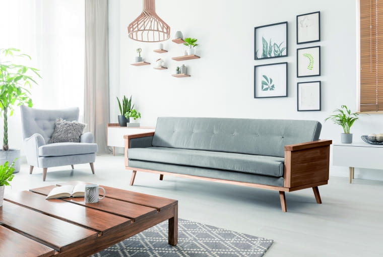 Harmonijną całość tworzą meble z tego samego gatunku drewna. Jest to zwłaszcza ważne, gdy sofa ma dużo drewnianych elementów. Sofa i stolik