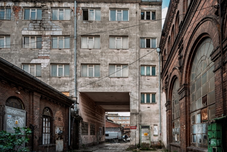Z terenów Stoczni Cesarskiej znikają wtórne dobudówki Z terenów Stoczni Cesarskiej znikają wtórne dobudówki