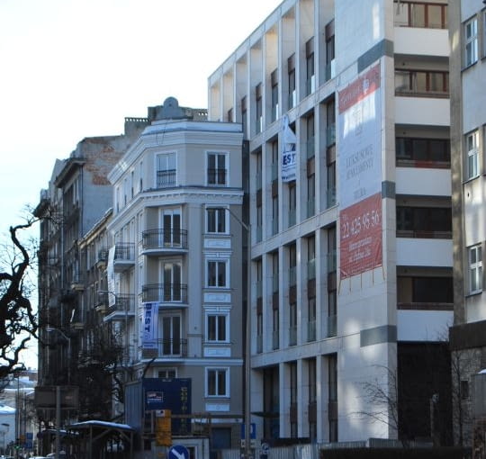 MAKABRYŁA: Apartamentowiec przy ul Pięknej w Warszawie, Bulanda Mucha Architekci. "Pięknie jest mieszkać na Pięknej!" - tak brzmi motto dewelopera, który w Śródmieściu Warszawy postawił olbrzymi budynek mieszkalny o formach naśladujących zabytkową zabudowę. Połączenie atrapy kamienicy oraz części o formach współczesnych ma stanowić klamrę historii ze współczesnością... MAKABRYŁA: Apartamentowiec przy ul Pięknej w Warszawie