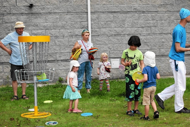 04.07.2014 Warszawa , Bemowo . Ul Pelczynskiego 22 . Nowootwarty Skwer Sportow Miejskich . Fot . Slawomir Kaminski / Agencja Gazeta SLOWA KLUCZOWE: ludzie wypoczynek sport rekreacja mlodziez miasto sporty miejskie nowy skwer /FR/