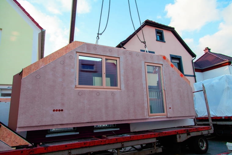 Budynki prefabrykowane realizowane są w bardzo szybkim tempie, ponieważ elementy domu dostarczane są na budowę w zaawansowanym stanie wykończenia Budynki prefabrykowane realizowane są w bardzo szybkim tempie, ponieważ elementy domu dostarczane są na budowę w zaawansowanym stanie wykończenia