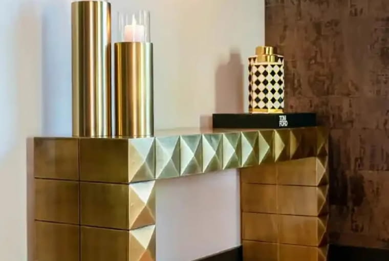 Konsola Collada (Richmond Interiors), okładzina z mosiądzu z geometrycznym wzorem, 4390 zł, eyeondesign.pl