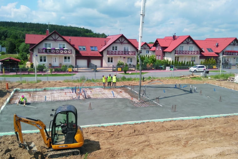 Wybór odpowiedniego systemu fundamentowego stanowi dziś bardzo ważną decyzję inwestycyjną, która bezpośrednio wpływa na efektywność energetyczną całego budynku