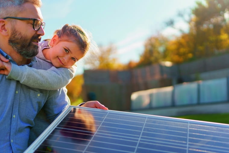 Czasy beztroskiej konsumpcji prądu, bez obaw o wysokość rachunków, już minęły. Ale można utrzymać w ryzach domowy budżet, montując np. panele PV