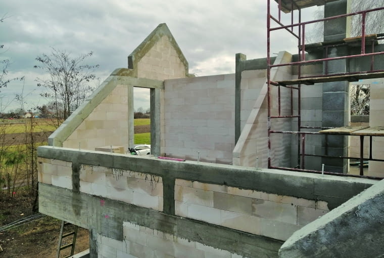 Projektant konstrukcji domu dobiera rodzaj i wymiary wieńca do typu i rozpiętości konkretnego stropu, który rozdziela poszczególne kondygnacje