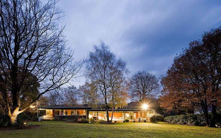 Pescher House, 1968 Ta willa powstała w Wuppertalu, mieście, w którym Neutra spędził ostatnie lata swego życia. Dziś to jednej z najlepiej zachowanych domów projektu słynnego modernisty w Europie. richard neutra, niemcy, modernizm, szwajcaria, wystawa, dom jednorodzinny