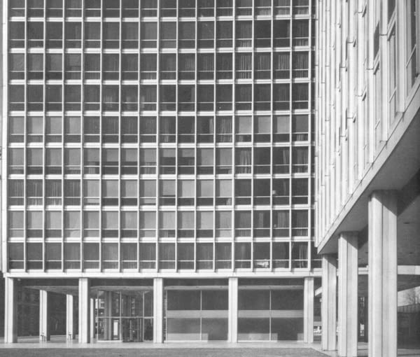 Kolejne szklane mieszkalno-biurowe wieże od Mies van der Rohe. Tym razem Lafayette Towers w Detroit z lat 1955-63 modernizm, mies van der rohe, wieżowiec, usa, architekt